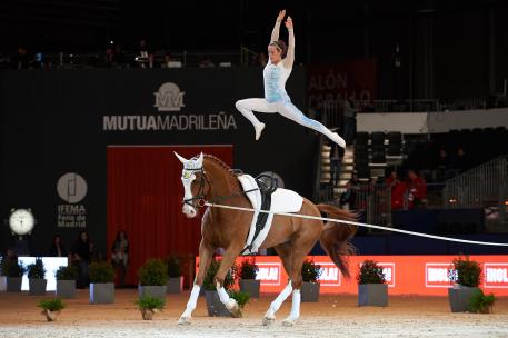 Anna Cavallaro (ITA) wins the FEI World Cup™ Vaulting series opener at Madrid Horse Week with Monaco Franze 4, lunged by Nelson Vidoni.