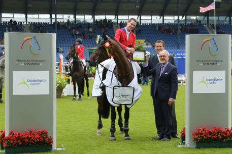The winner congratulate Städtregionsrat Helmut Etschberg (front) and ALRV board member Wolfgang Mainz. Photo: CHIO Aachen / Michael Bush 
