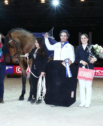 Defending champion, Nicolas Andreani from France, made a guest appearance tonight to win the second leg of the FEI World Cup™ Vaulting 2015/2016 series in Paris. Pictured with lunger Sandra Tronchet and horse Quiece D'Aunis.