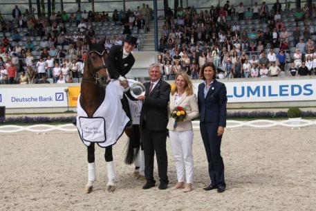 Isabell Werth  congratulated by Siegward und Andrea Tesch with Stefanie Peters (ALRV, right).