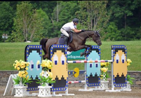 Jeffery Welles and Calais on their way to a 5,000 KindredBio Jumper Prix. 