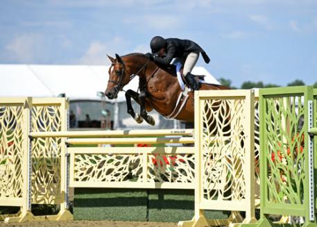 Kelley Farmer and Baltimore on their way to a 00,000 USHJA International Hunter Derby win. 