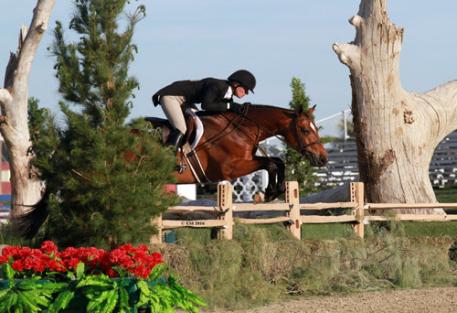 Kelley Farmer and Baltimore on their way to a 00,000 USHJA International Hunter Derby win. 