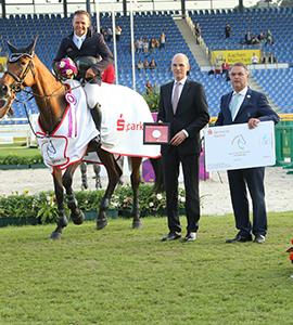 alf Wagemann, Member of the Board of the Sparkasse Aachen and ALRV Advisory Board Member Peter Weinberg (right) congratulating the winners.