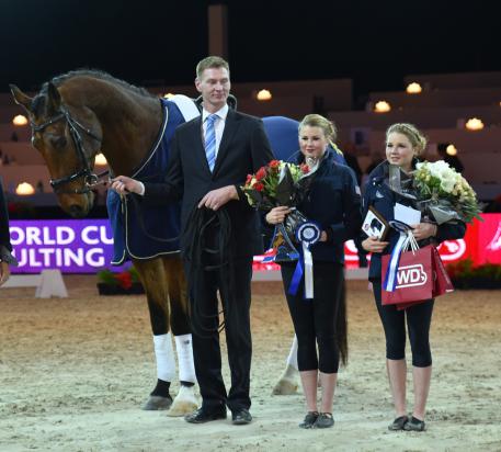 America’s Kimberly and Cassidy Palmer with lunger Maurits de Vries and horse Zygo won the Pas-de-Deux competition at tonight’s second leg of the FEI World Cup™ Vaulting 2015/2016 series in Paris, France.