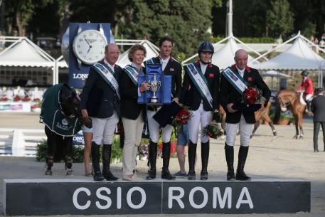 Team Great Britain made it a back-to-back double when winning the Furusiyya FEI Nations Cup™ Jumping Europe Division 1 leg at Piazza di Siena in Rome (ITA) for the second year in succession today. On the podium (L to R) Michael Whitaker, Di Lampard Chef d’Equipe, Ben Maher, Jessica Mendoza and John Whitaker.