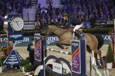 The Netherlands’ Harrie Smolders and Zinius pictured with FEI President Ingmar de Vos after winning today’s ninth leg of the Longines FEI World Cup™ Jumping 2017/2018 Western European League at Mechelen (BEL). 