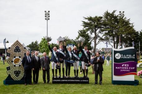 The British team celebrate on the podium after victory at the second leg of the Furusiyya FEI Nations Cup™ Jumping 2015 Europe Division 1 League at La Baule, France today: (L to R) Michael Whitaker, Spencer Roe, Di Lampard (Chef d’Equipe), Joe Clee and Guy Williams. (FEI/Eric Knoll)
