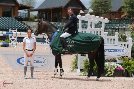 David Beisel and Ammeretto in their award presentation with Lauren Tisbo of Suncast® (Photo: ©Sportfot)