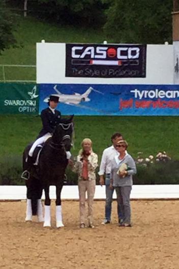 Anne Gribbons presents the third place ribbon to Jennifer Hoffman (USA)