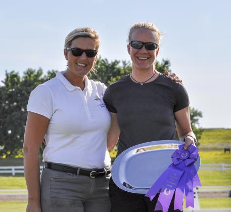 Lisa Spillman (left) of TheraPlate presents the TheraPlate Peak Performance Award to Anna “Lotta” Eklund (right) at the Kentucky Dressage Association 29th annual Dressage Show and Spring Warm-Up (Photo: Lisa Michelle Dean)