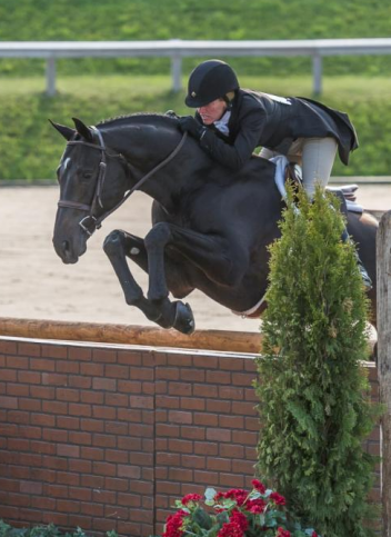  Kelley Farmer aboard Mindful in a 2014 USHJA International Hunter Derby. Photo Credit: Tricia Booker/USHJA Archives