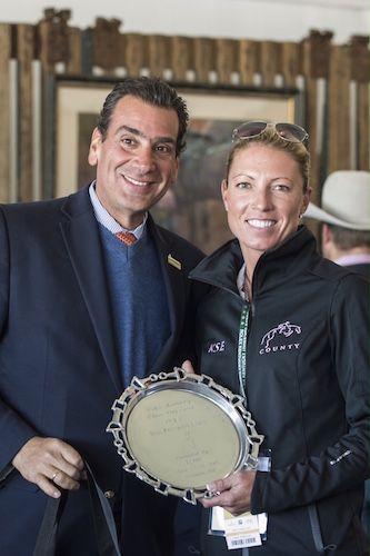 Kristin Schmolze accepting her award from Cesar Hirsch of Equis Boutique (Photo:Betsy Whiteman)