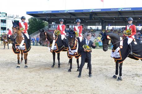 Kirsten Coe, Elizabeth Madden, Laura Kraut and Lucy Davis. Chef d’Equipe is Robert Ridland (Photo: Karl-Heinz Frieler) 