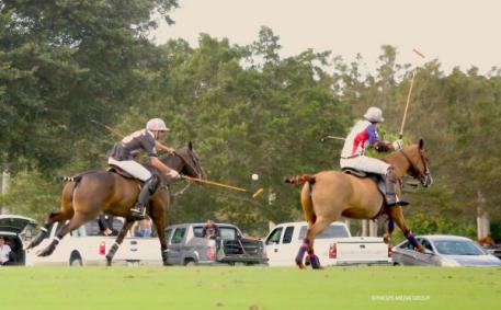Polito Pieres takes control of the ball. 