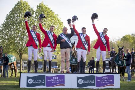 Team Italy won the first leg of the Furusiyya FEI Nations Cup™ Jumping Europe Division I League at Lummen, Belgium today. (L to R) Piergiorgio Bucci, Luca Moneta, Chef d’Equipe Hans Horn, Lorenzo de Luca and Daniele Augusto Da Rios. (FEI/Dirk Caremans) 